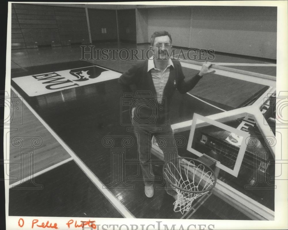 1991 Press Photo Jerry Krause-EWU Basketball Head Coach Standing by Hoop - Historic Images