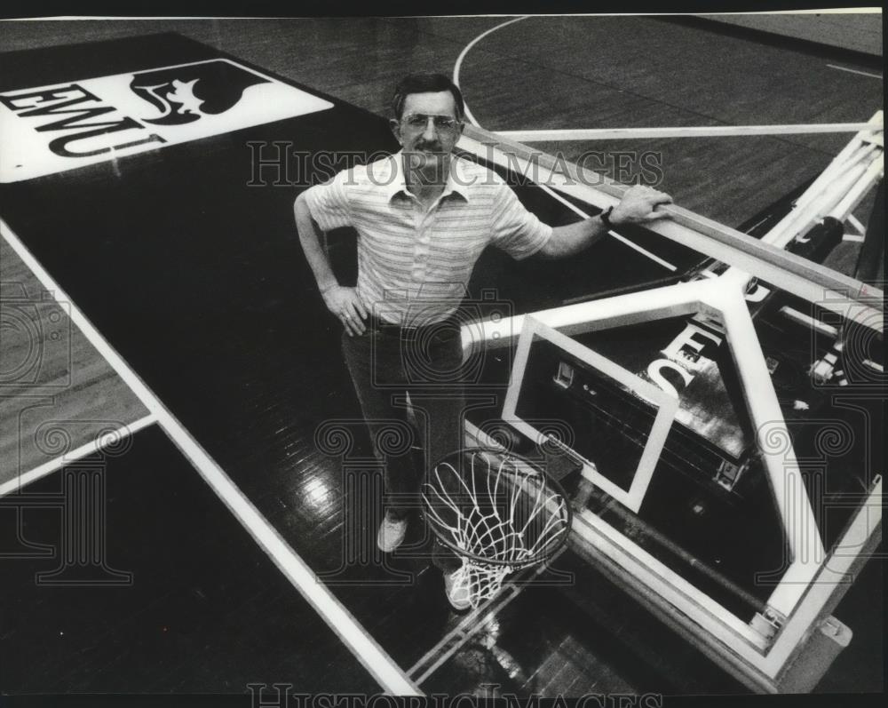 1985 Press Photo Jerry Krause-Basketball Head Coach By Downed Hoop and Backboard - Historic Images