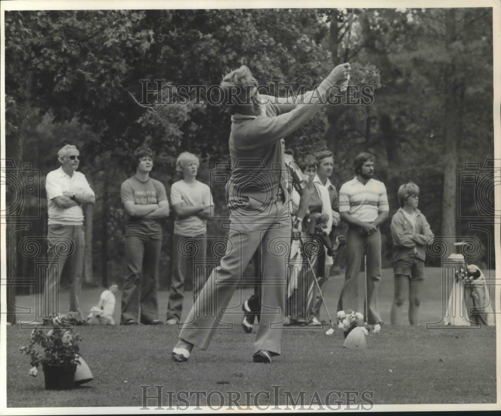 1976 Press Photo Gary Floan-Golfer Driving Ball Down the Green on Course - Historic Images