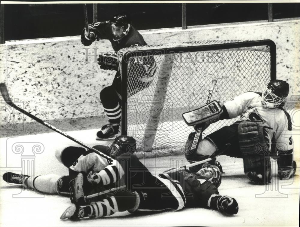 1989 Press Photo Jeff Ferguson-Spokane Chiefs Goalie Under Siege During Game - Historic Images