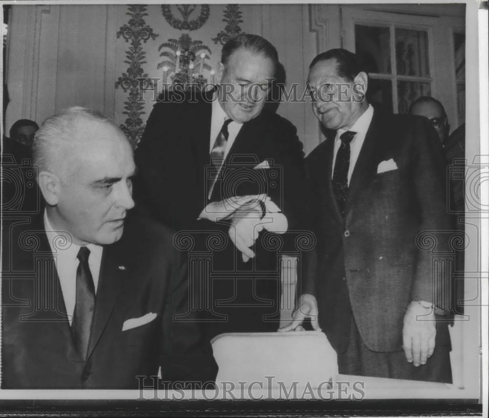 1964 Press Photo Baseball American League President Joe Cronin with his lawyers - Historic Images