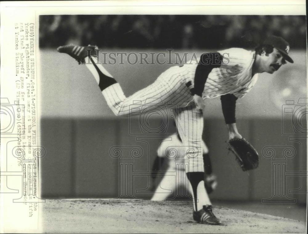 1976 Press Photo Ed Figuerosa, the Yankee righthander, pitches to the Royals - Historic Images