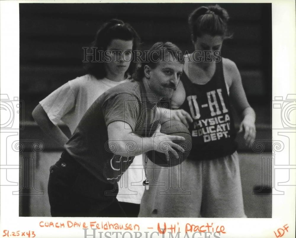 1992 Press Photo Girls basketball coach Dave Feldhusen at University High - Historic Images