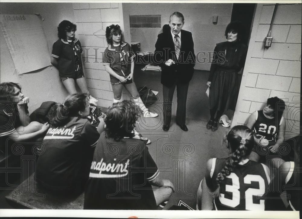 1984 Press Photo Basketball Head Coach Bob Hamilton and team in pep talk - Historic Images