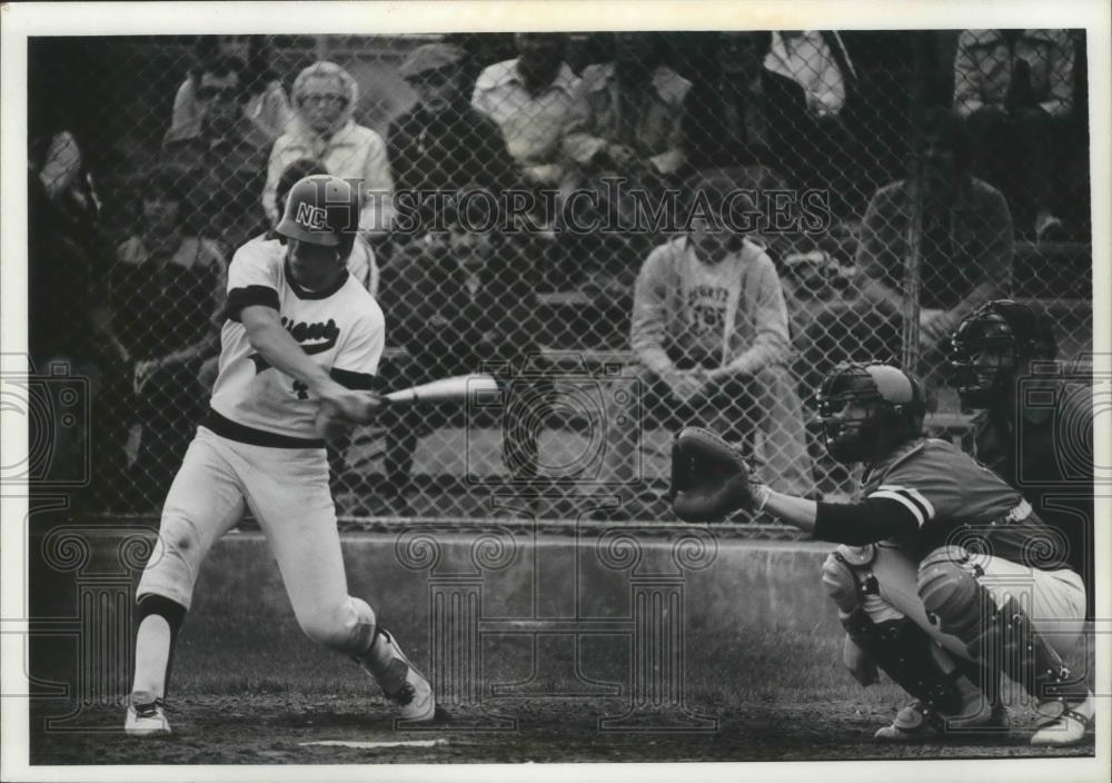 1977 Press Photo North Central baseball player, Christopher Henry, hitting home - Historic Images
