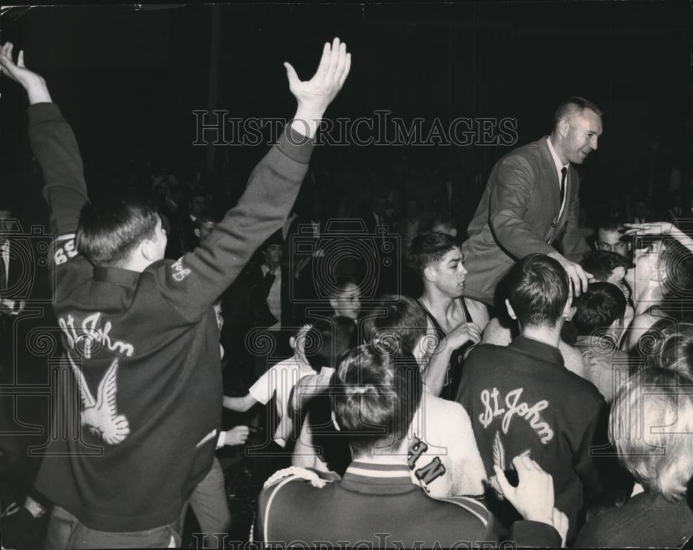 1968 Press Photo St. John Basketball coach, Bill Hays, carried by his players - Historic Images