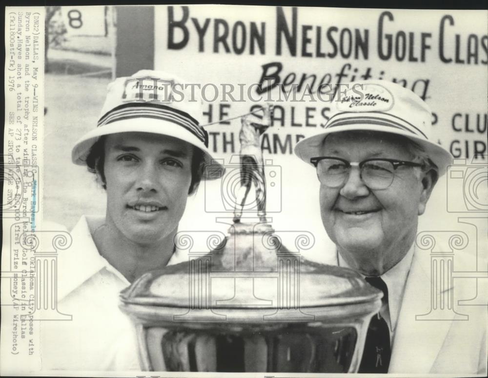 1976 Press Photo Golfer Mark Hayes with Byron Nelson at the Byron Nelson Classic - Historic Images