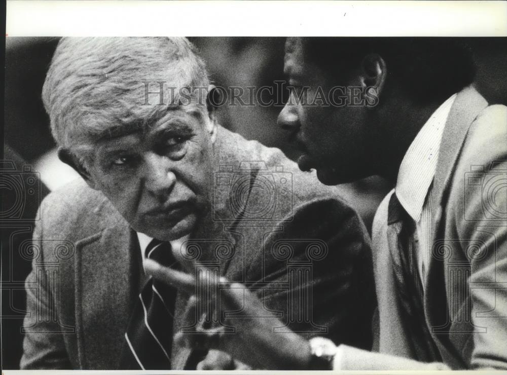 1984 Press Photo University of Washington basketball Coach Marv Harshman - Historic Images