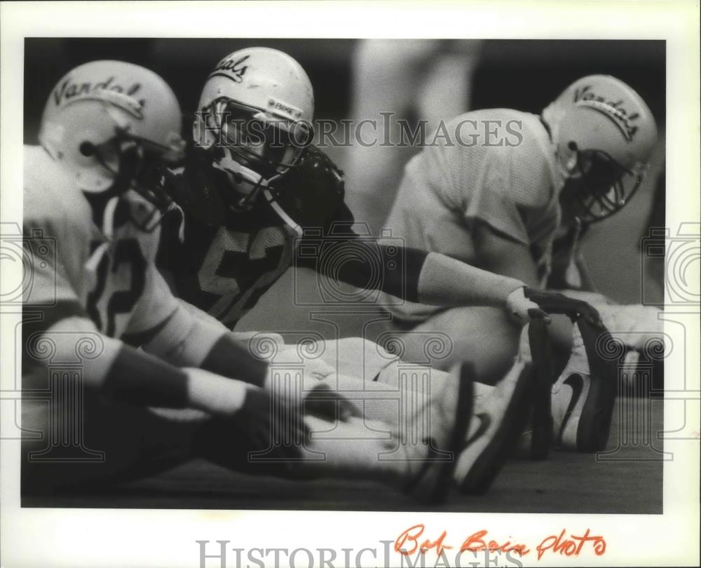 1986 Press Photo Vandals football player, Nolan Harper, stretches with teammates - Historic Images