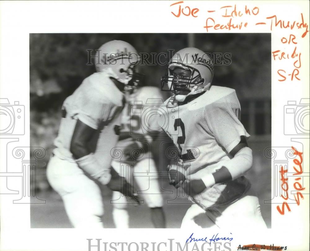 1988 Press Photo Idaho Vandals football player, Bruce Harris, clutches ball - Historic Images