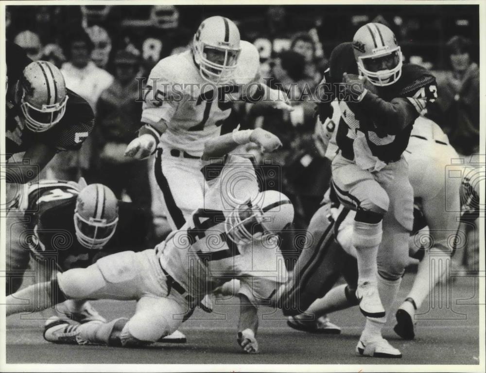 1982 Press Photo Tim Harris in action during WSU-Stanford football match - Historic Images