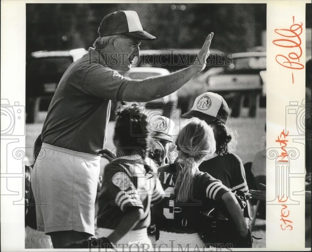1991 Press Photo Softball coach, Steve Hertz, talks to his players - sps04556 - Historic Images