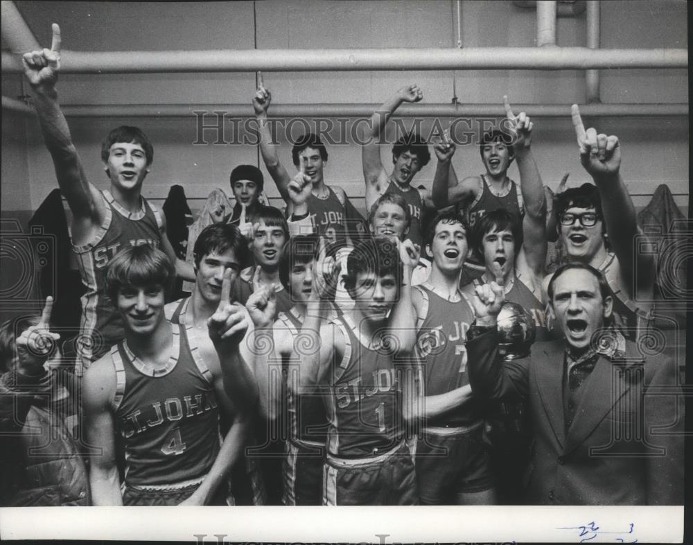 1977 Press Photo Coach Wayne Hohman and his St. John basketball team celebrate - Historic Images