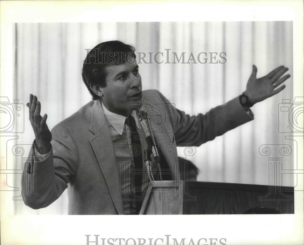 1988 Press Photo EWU basketball coach, Bob Hofman, speaks from podium - sps04574 - Historic Images