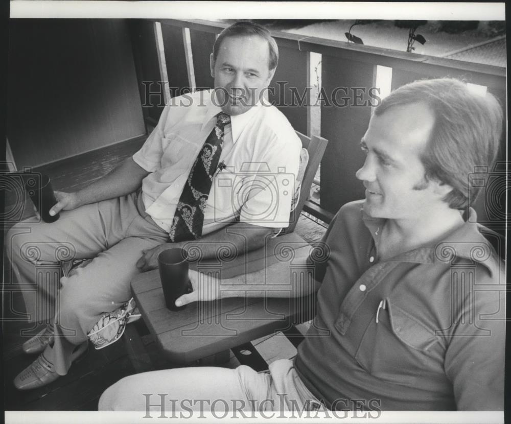 1977 Press Photo Ex-Spokane hockey player, Tom Hodges with Ted McAneeley - Historic Images