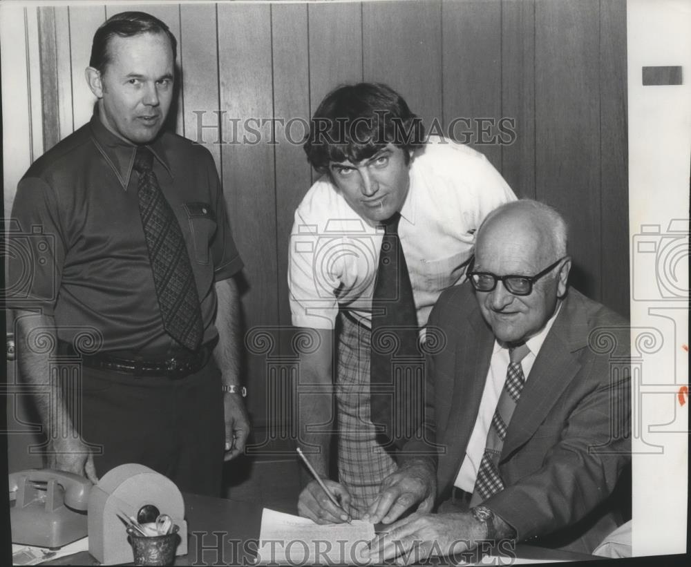 1975 Press Photo Hockey&#39;s Tom Hodges with Gus Bouten and Ken Gustafson - Historic Images