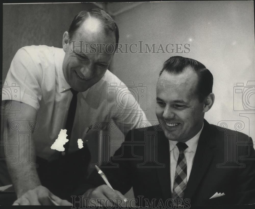 1968 Press Photo Spokane Hockey&#39;s Tom Hodges and company - sps04581 - Historic Images