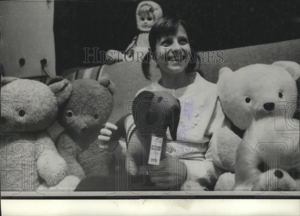 1974 Press Photo Gymnast Olga Korbut with stuffed toys - sps04604 - Historic Images