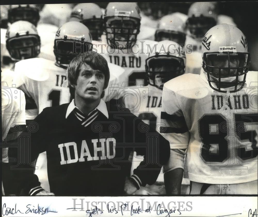 1982 Press Photo Idaho football coach, Dennis Erickson & linebacker John Fortuev - Historic Images