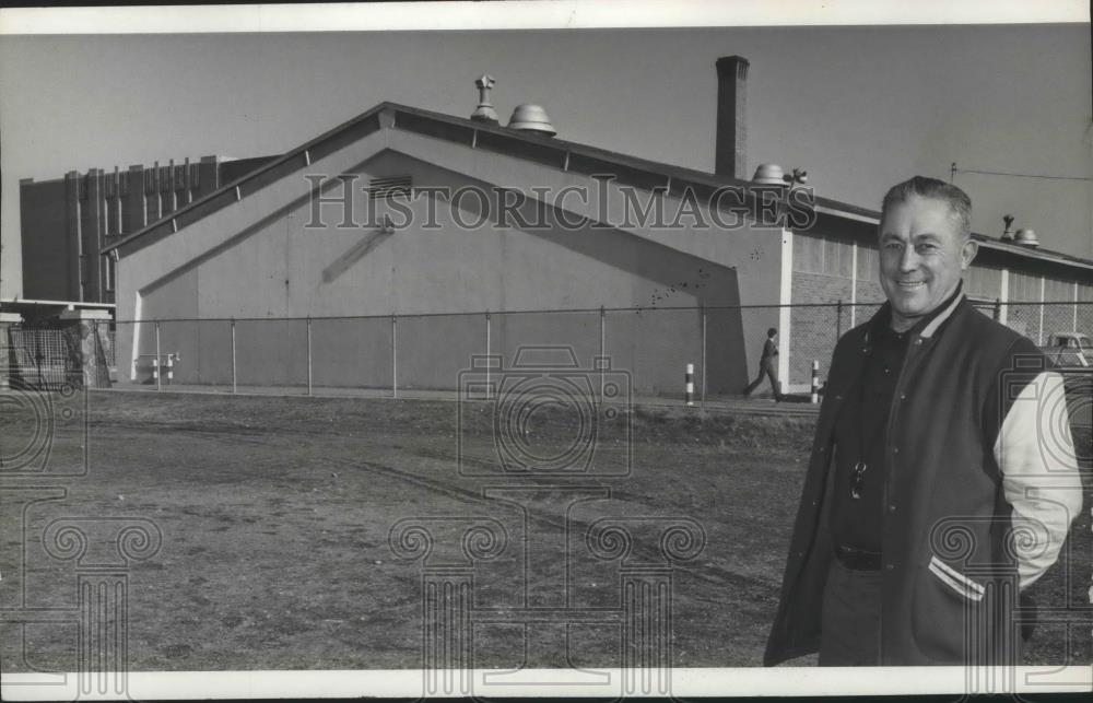 1971 Press Photo Athletic director and football coach,Carl &quot;Tuffy&quot; Ellingsen - Historic Images