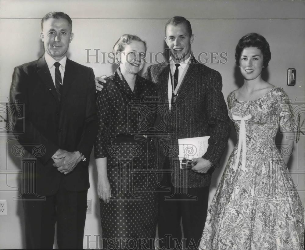 1959 Press Photo Football&#39;s Carl &quot;Tuffy&quot; Ellingsen and family, proud and happy - Historic Images