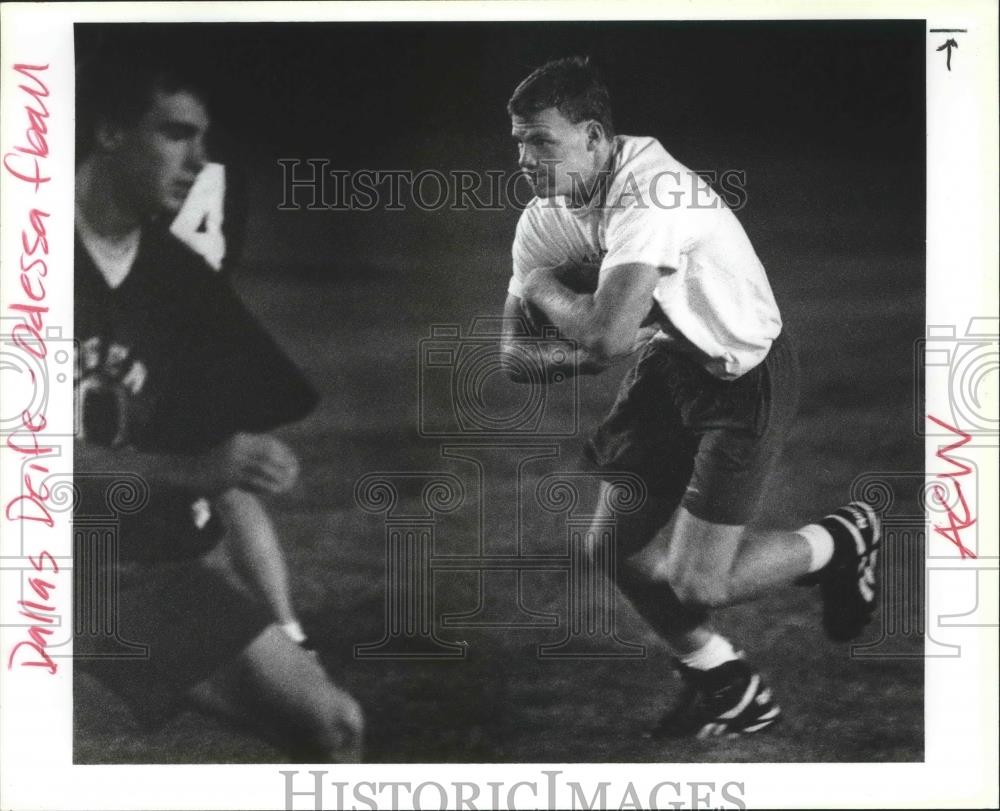 1993 Press Photo Football running back, Dallas Deife, in action - sps04666 - Historic Images