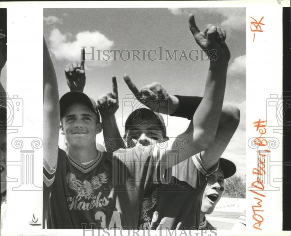 1993 Press Photo Lakeland baseball player, Brett DeBoer celebrates with team - Historic Images
