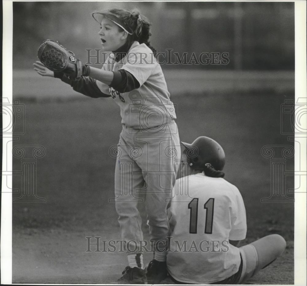 1994 Press Photo Rogers softball player Andrea Deaver &amp; G-Prep&#39;s Kelly Jones - Historic Images