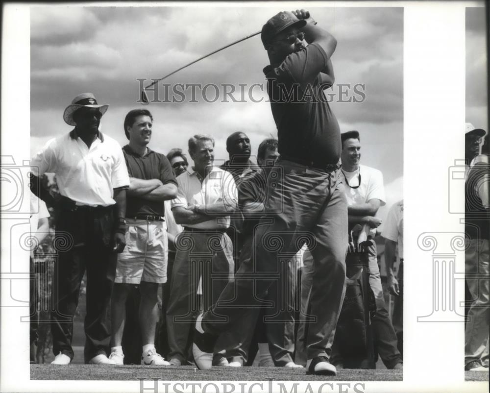 1994 Press Photo Jacob Green-Seattle Seahawks Football Star Playing Golf - Historic Images