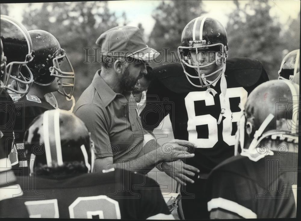 1981 Press Photo Bruce Grambo-Football Head Coach and Football Team Huddle - Historic Images