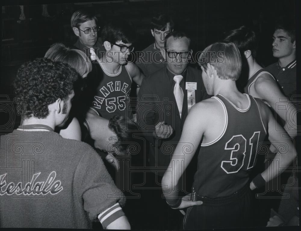 1974 Press Photo Roy Graffis-Oakesdale Panthers Head Basketball Coach With Team - Historic Images