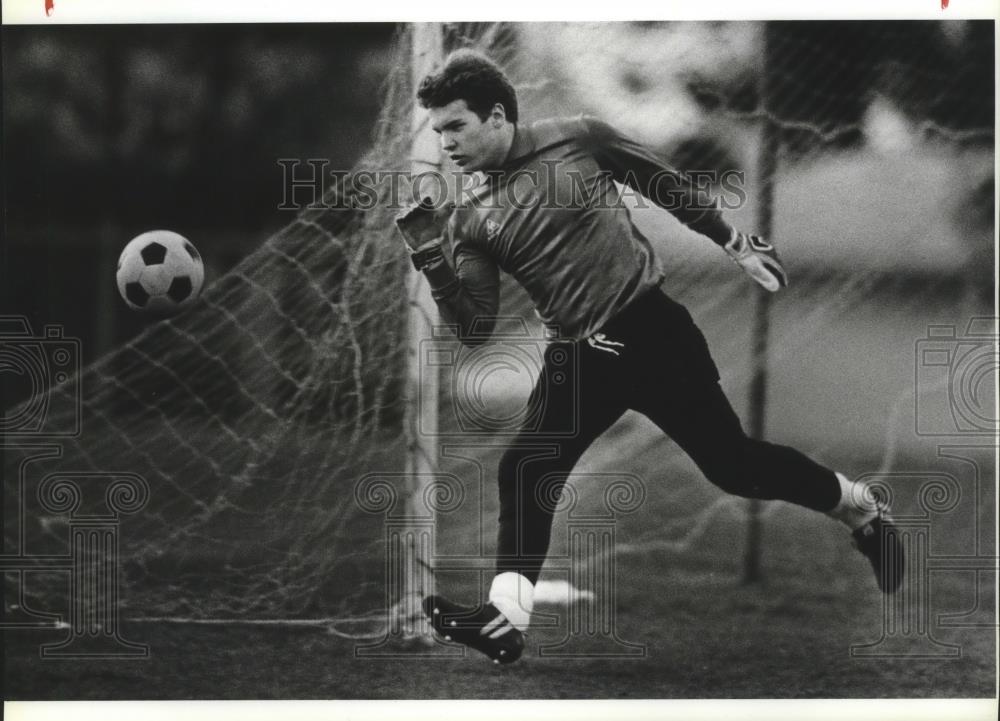 1984 Press Photo Pete Graham-Ferris Soccer Team Goalie Goes After the Ball - Historic Images