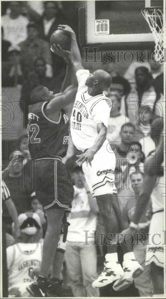 1994 Press Photo WSU basketball player, Fred Ferguson, blocks attempted shot - Historic Images