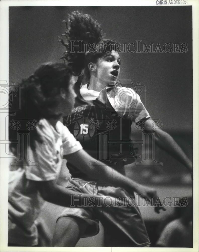 1990 Press Photo Reagan Freuer-Mead Basketball Player Battles for Rebound - Historic Images