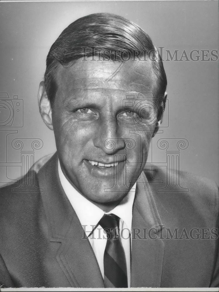 1971 Press Photo Jerry Frei-Head Football Coach Smiles in Suit for Photo Shot - Historic Images