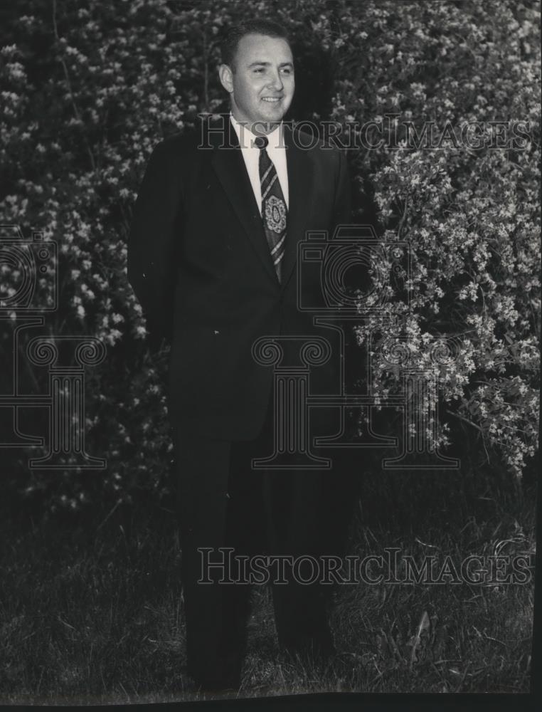 1954 Press Photo Earl Klapstein-Football Coach for University of Idaho in Suit - Historic Images