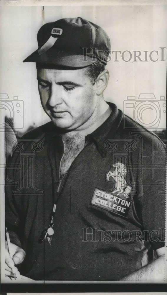 1954 Press Photo Earl Klapstein-Stockton College Football Coach Resigns - Historic Images