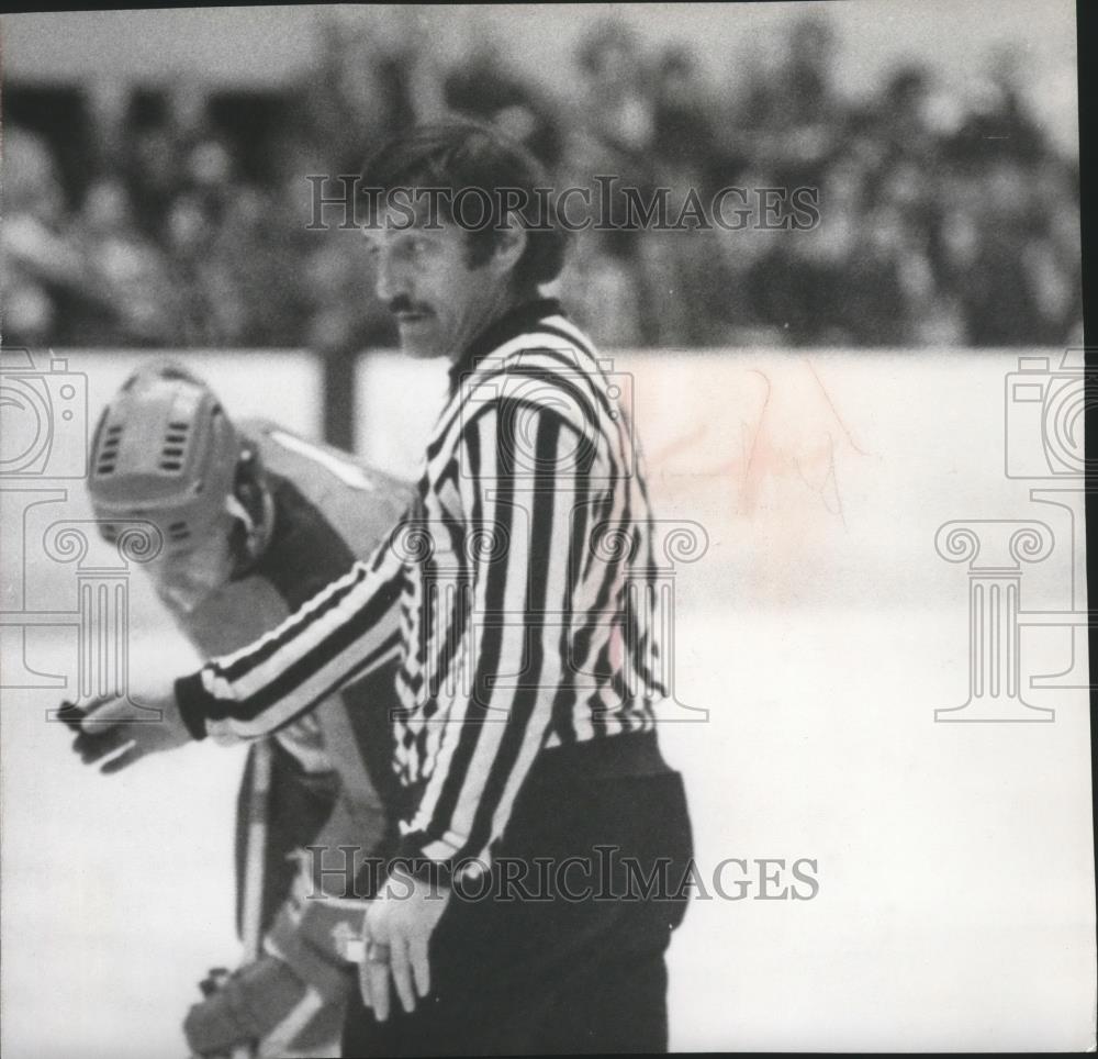 1973 Press Photo Hockey Referee, Doug Kilburn, during a game - sps04802 - Historic Images