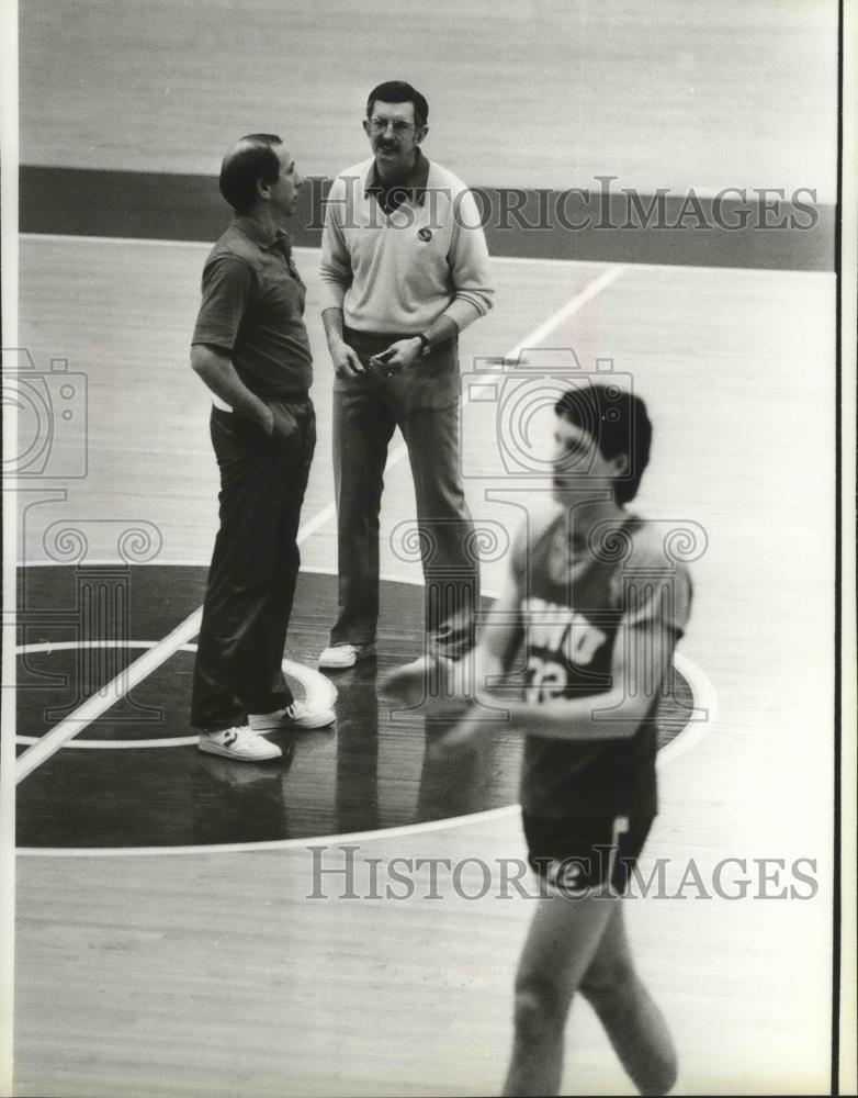 1985 Press Photo EWU basketball&#39;s Jerry Krause and assistant Joe Folda talk - Historic Images