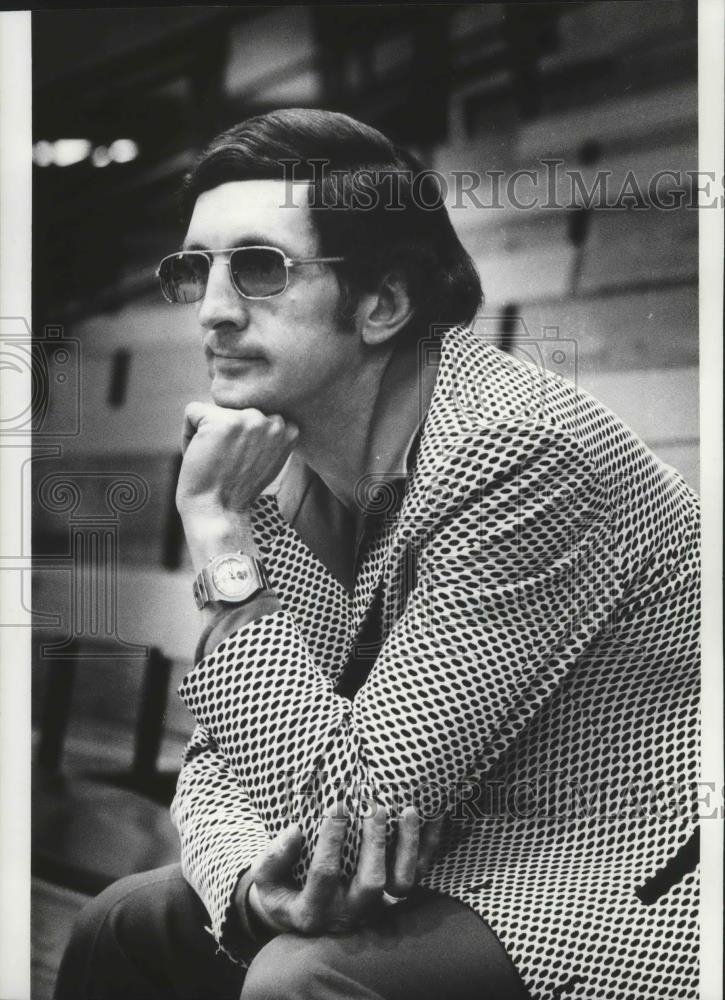 1979 Press Photo EWU basketball coach, Jerry Krause, looks pensive - sps04814 - Historic Images