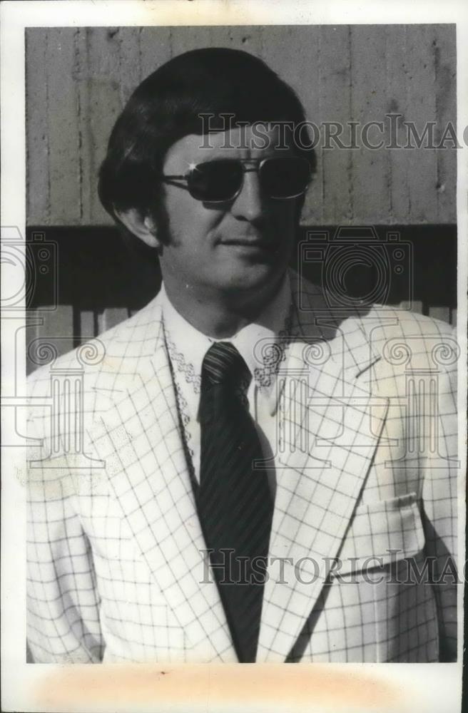 1974 Press Photo Jerry Krause-Basketball Head Coach in Sun Glasses and Suit - Historic Images