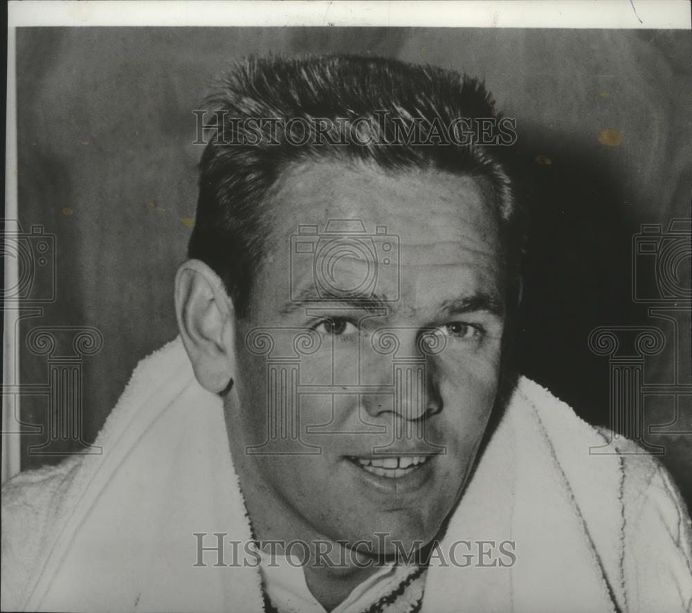 1954 Press Photo Jack Kramer-Tennis Player Smiles With Towel Around Neck - Historic Images