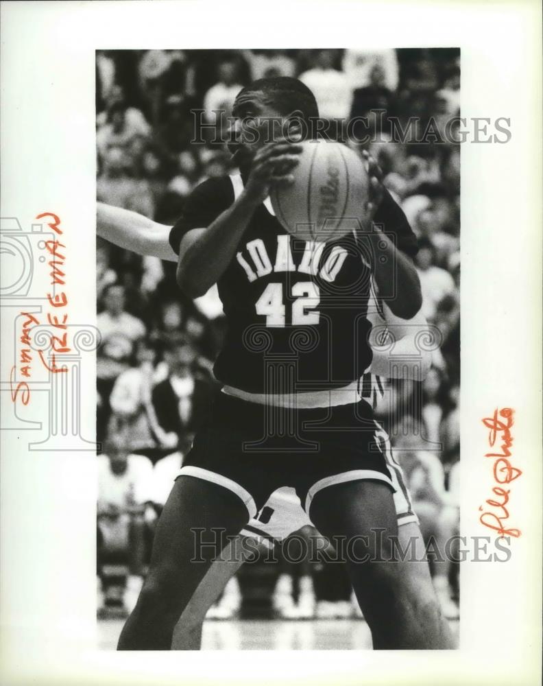 1990 Press Photo Sammie Freeman-Center for University of Idaho Basketball Team - Historic Images