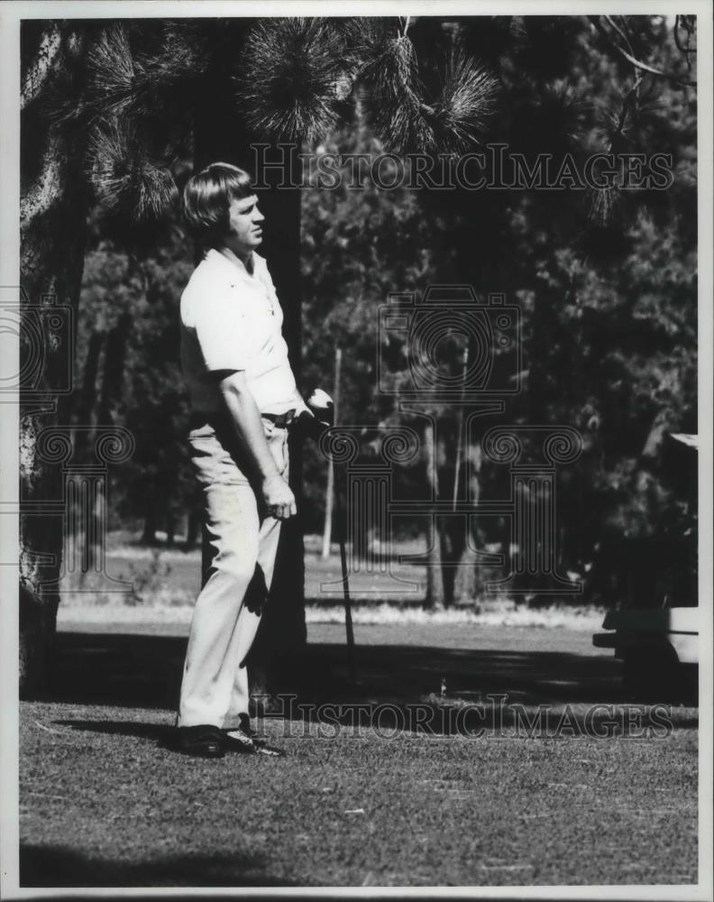 1975 Press Photo Gary Floan-Golfer Looking Disappointed During Golf Tournament - Historic Images