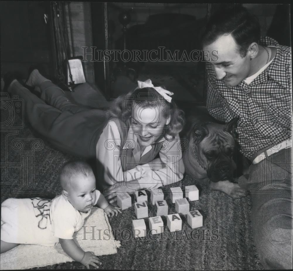 1945 Press Photo Elyse Knox and her husband, Tom Harmon, All-American Football - Historic Images