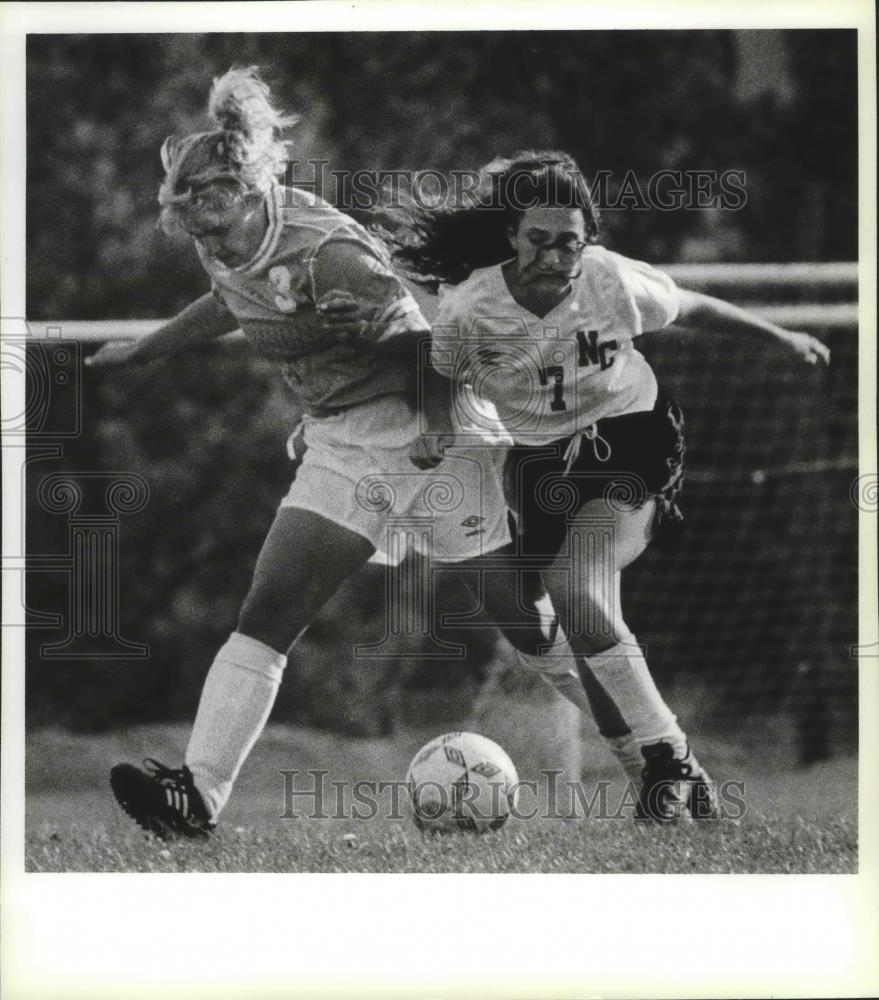 1991 Press Photo Soccer players Kelly Piper and Mariann Federspiel battle - Historic Images