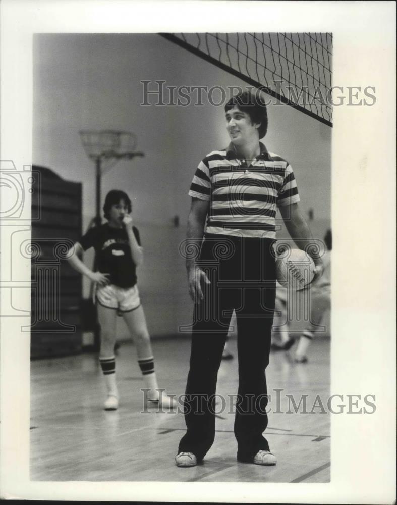 1979 Press Photo Spokane Flyers hockey player, Brian De Biasio, tries volleyball - Historic Images