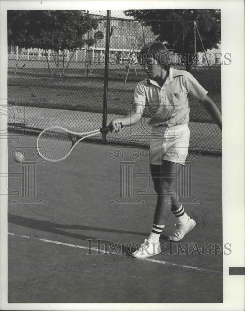 1977 Press Photo All City tennis Instructor Mike Hoefel - sps04986 - Historic Images