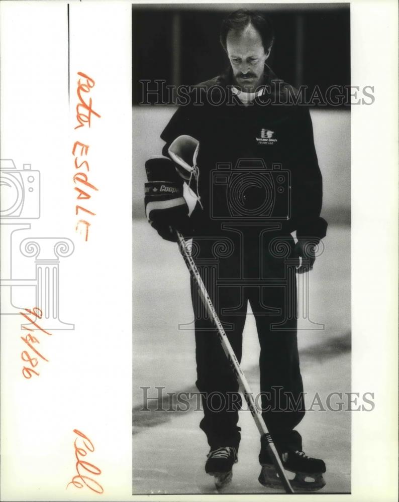 1986 Press Photo Spokane Chiefs head hockey coach, Peter Esdale, looking pensive - Historic Images