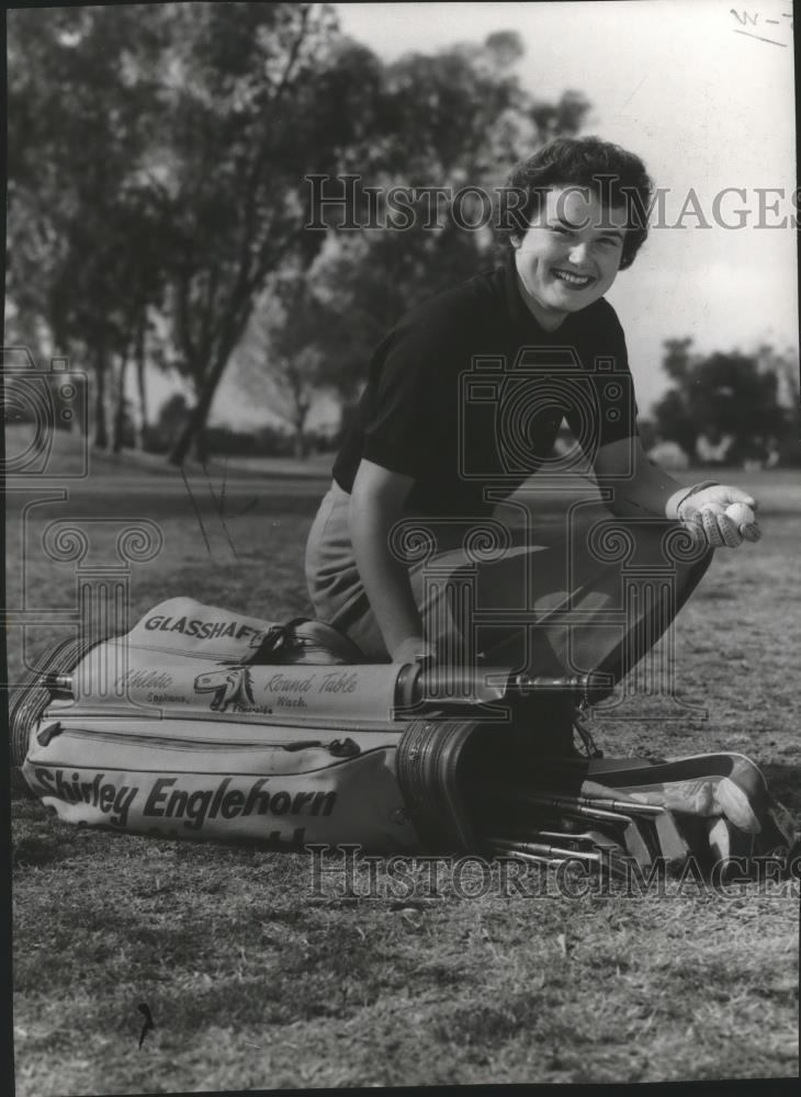 1960 Press Photo Pro Golfer, Shirley Englehorn, poses with her golf clubs - Historic Images